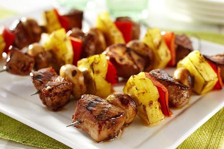 Brochetas de cerdo con miel en brochetas