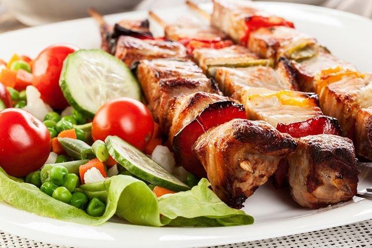 Brochetas de cerdo con verduras al horno