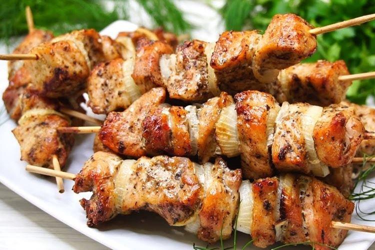 Brochetas de cerdo con crema agria