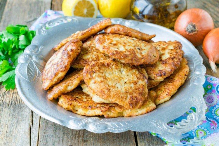 Filete de pollo rebozado con zumo de limón