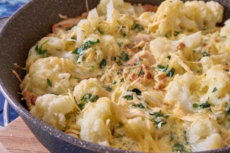 Pollo con coliflor en sartén
