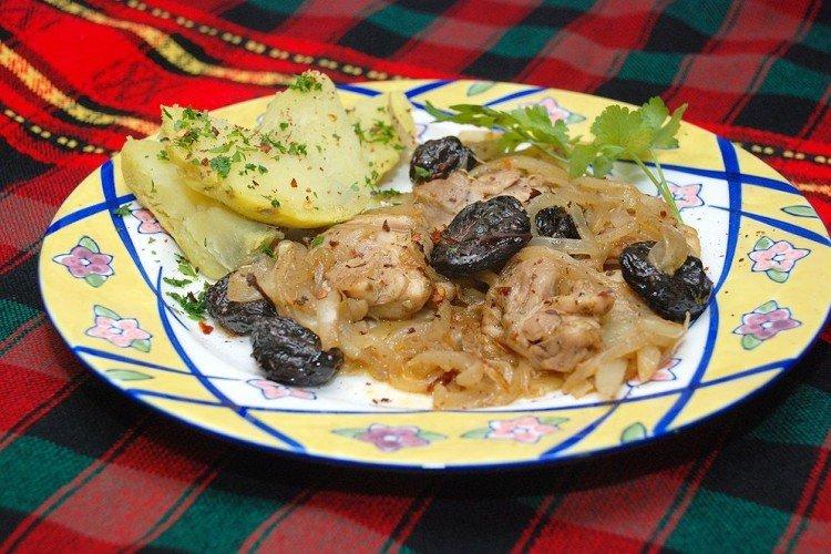 Pollo con ciruelas pasas en sartén