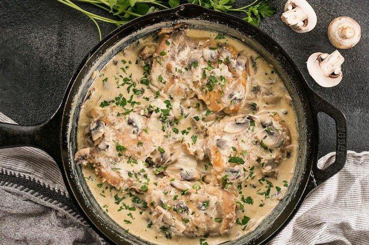 Pollo en salsa cremosa de champiñones