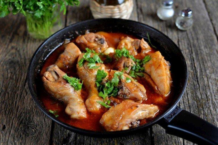Pollo en salsa de tomate en sartén