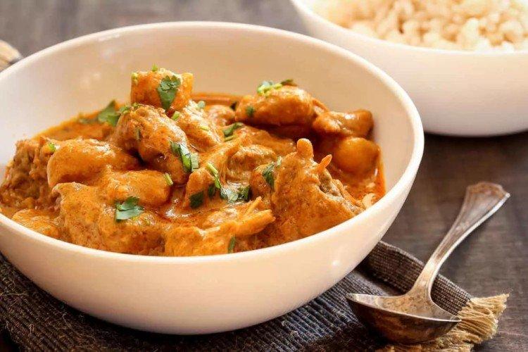 Pollo con curry en sartén