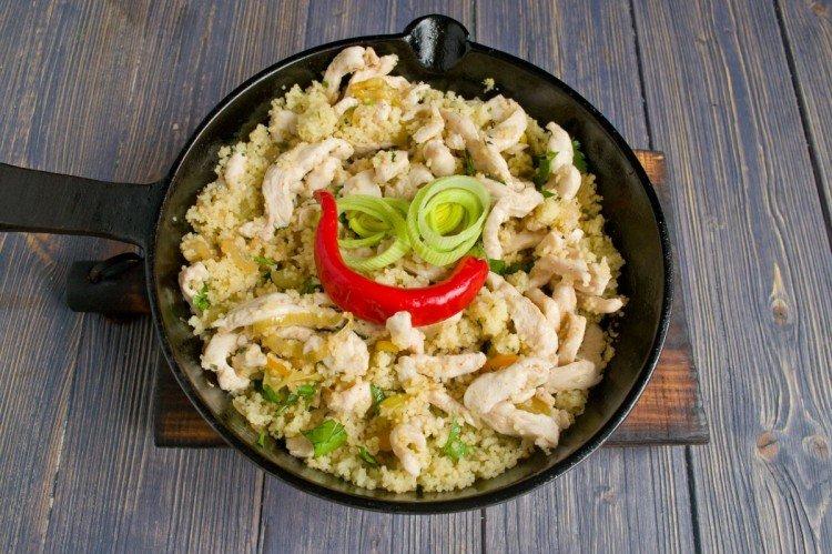 Pollo con cuscús en sartén