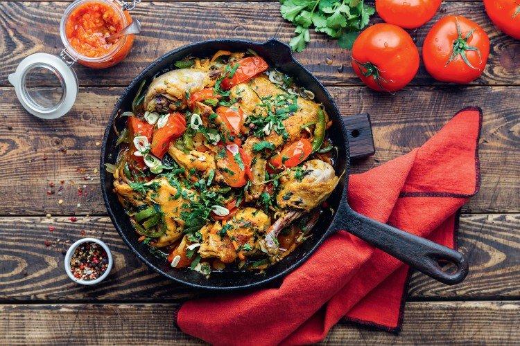 Pollo al estilo abjasio en sartén