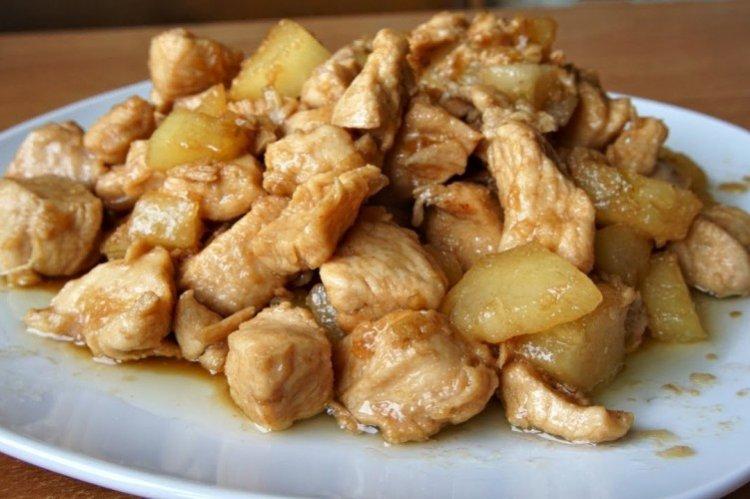 Pollo con piña en sartén