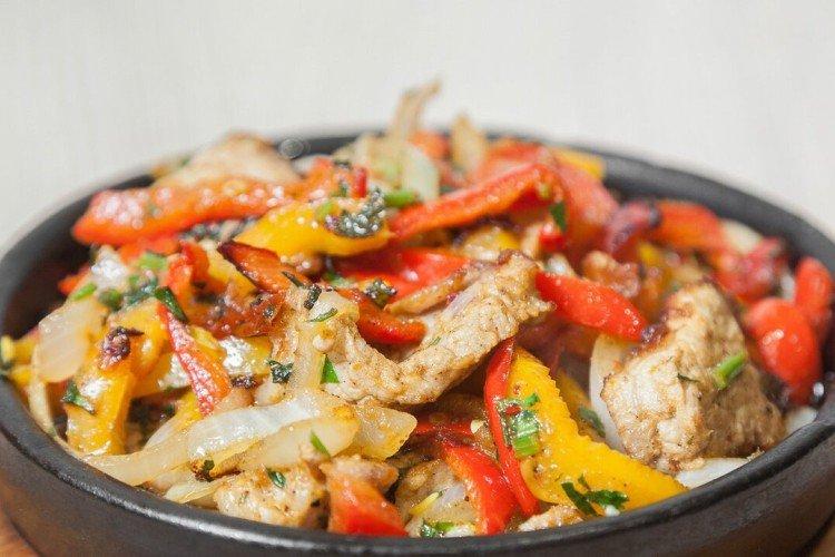 Pollo con pimiento morrón en sartén
