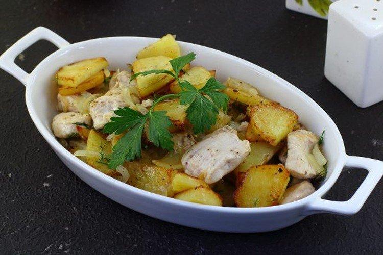Pollo con patatas en sartén