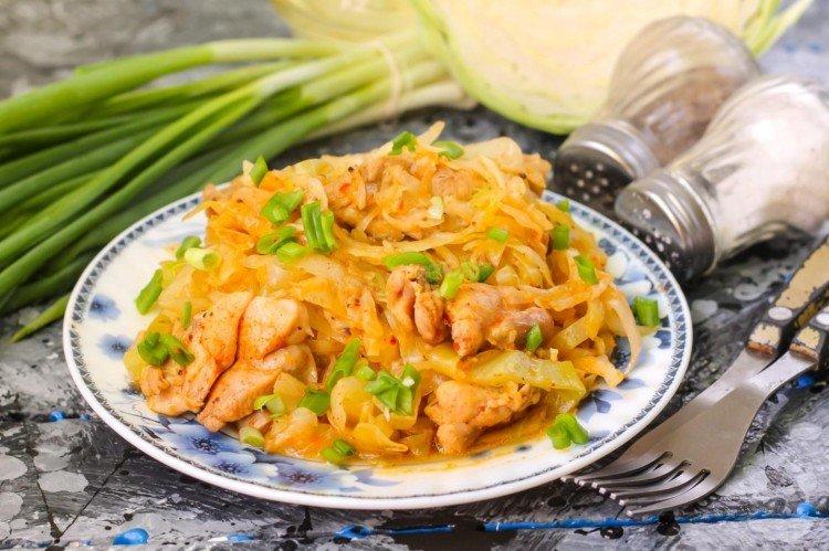 Pollo con col en sartén