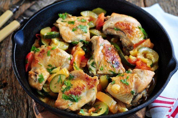 Pollo con calabacín en sartén