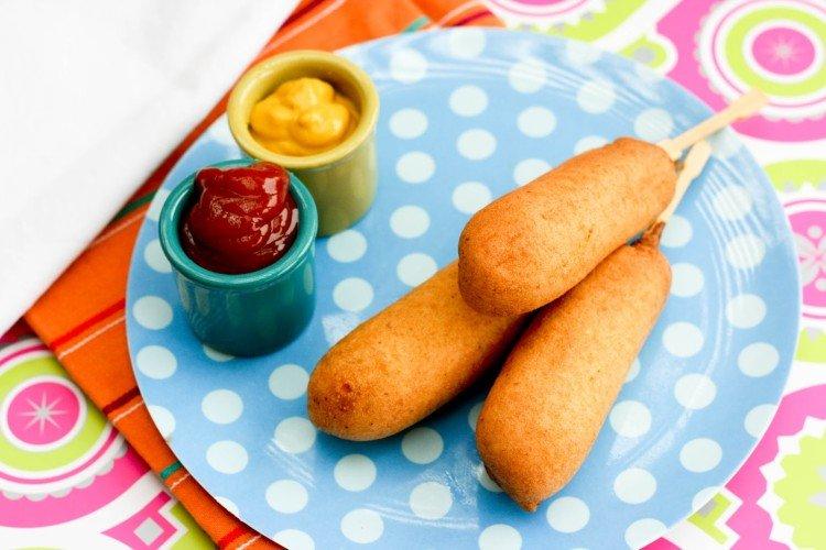 Salchichas rebozadas en harina de maíz