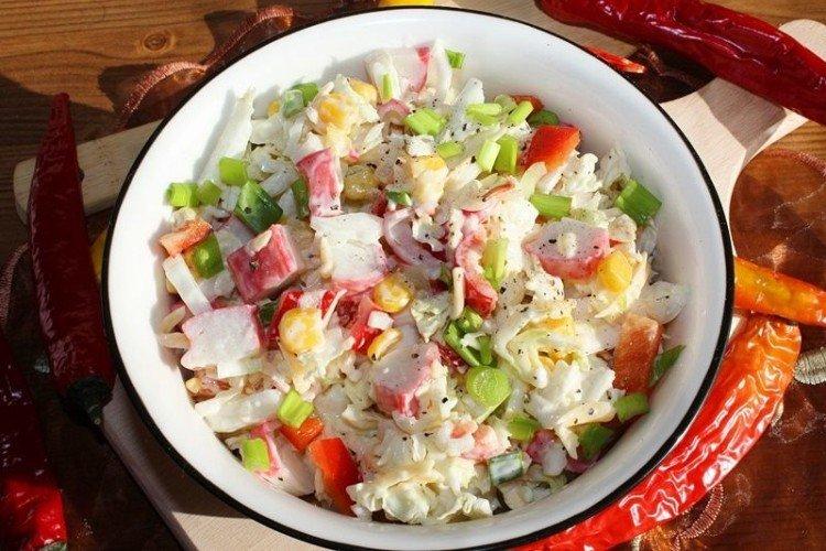 Salat mit Krabbenstäbchen