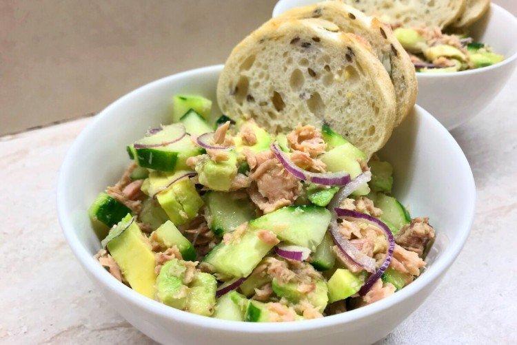 Salat mit Thunfisch und Avocado