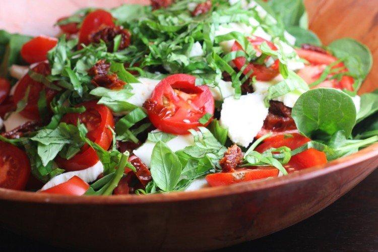 Salat mit Spinat und Tomaten