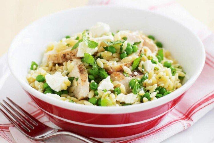 Salat mit Huhn und Reis