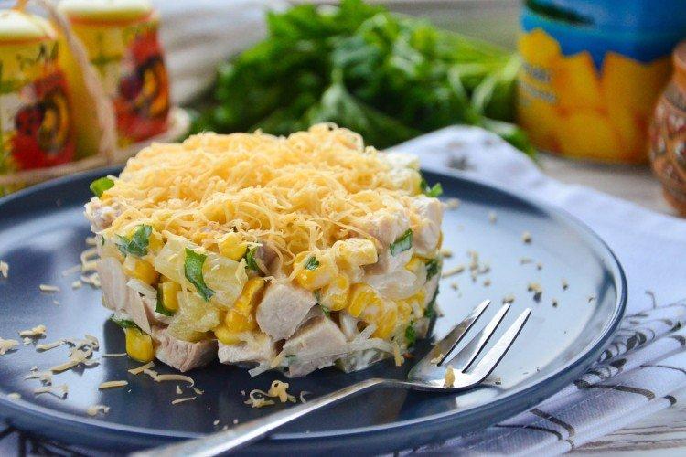 Salat mit Mais und Ananas