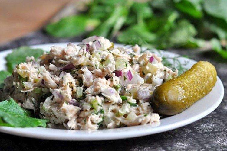 Salat mit Thunfisch und eingelegten Gurken