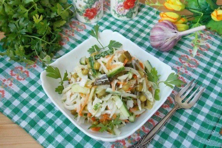 Salat mit Kohl und grünen Erbsen