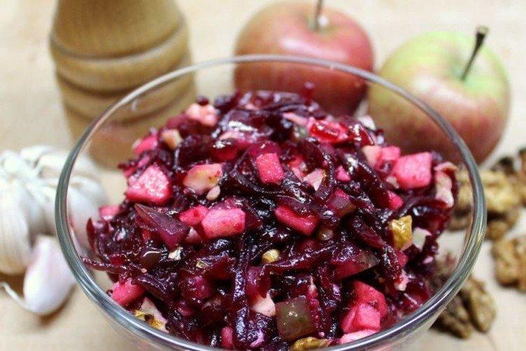 Leichter Salat aus Roter Bete und Äpfeln
