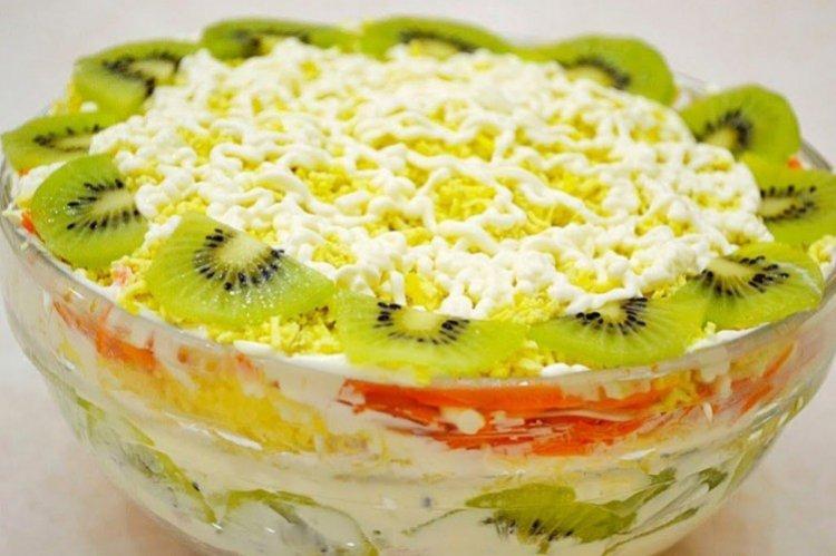 Salat mit Huhn und Kiwi