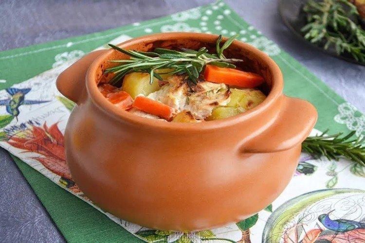 Patatas con pollo en cazuela