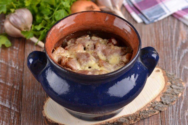 Cerdo con crema agria en cazuela