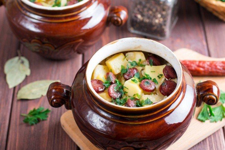 Patatas con salchichas en cazuela