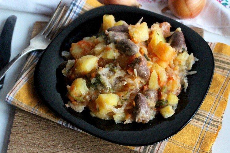 Repollo estofado con patatas y corazones de pollo