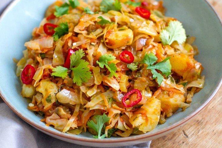 Repollo estofado con patatas y pimiento