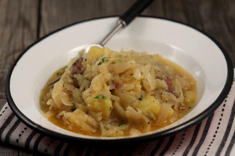 Repollo estofado con patatas en crema agria