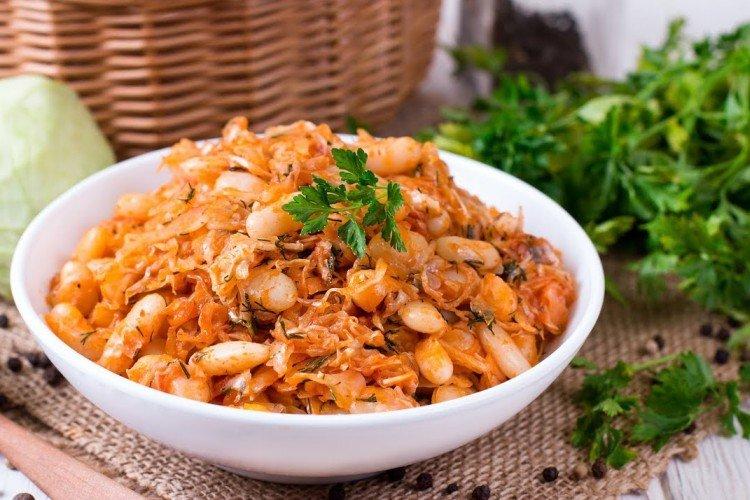 Repollo estofado con patatas y judías