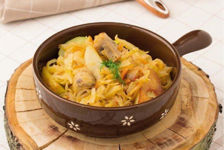 Repollo estofado con patatas y champiñones