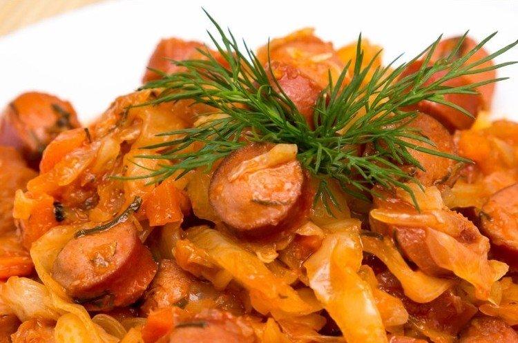 Тушеная капуста с сосисками и солеными огурцами