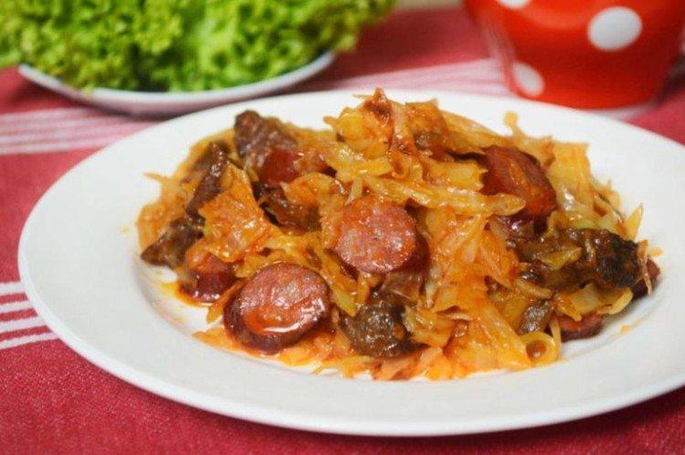Тушеная капуста с сосисками и грибами