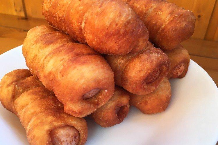 Gebratene Würstchen im Teig mit frischer Hefe