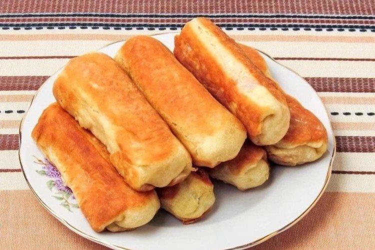 Gebratene Würstchen im Kefir-Teig mit Ei
