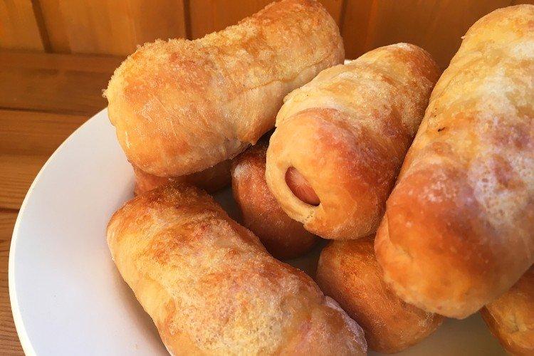 Gebratene Würstchen im Teig mit Wasser und Milch