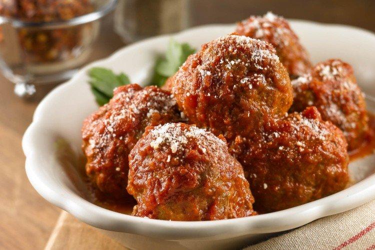 Albóndigas con arroz en sartén