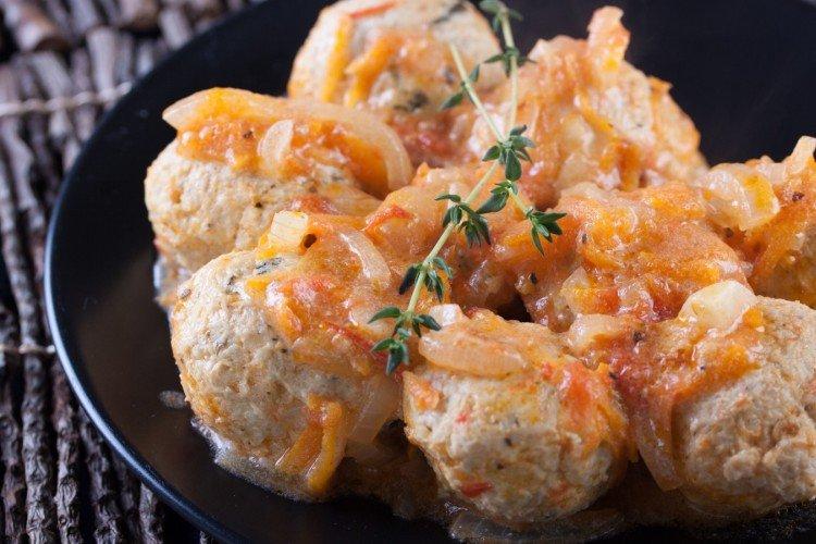 Albóndigas con arroz en salsa cremosa
