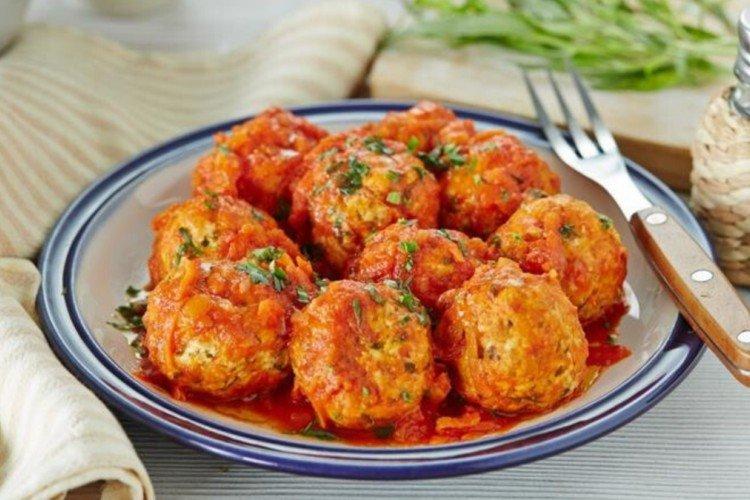 Albóndigas con arroz en salsa de tomate