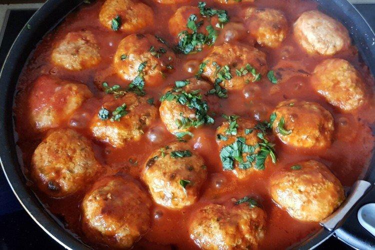 Albóndigas con salsa de tomate y mayonesa