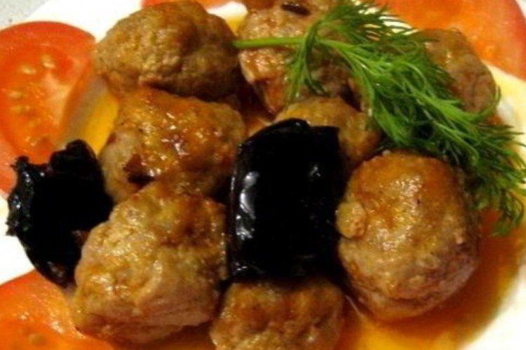Frikadellen mit Pflaumen und Soße