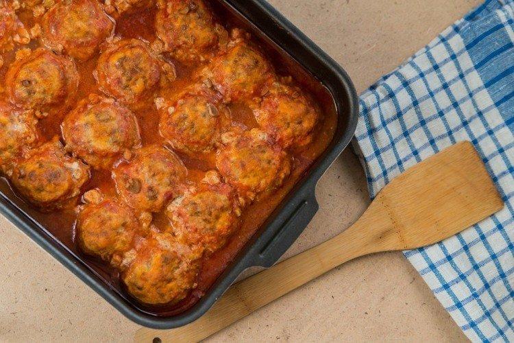 Frikadellen mit Tomatensoße
