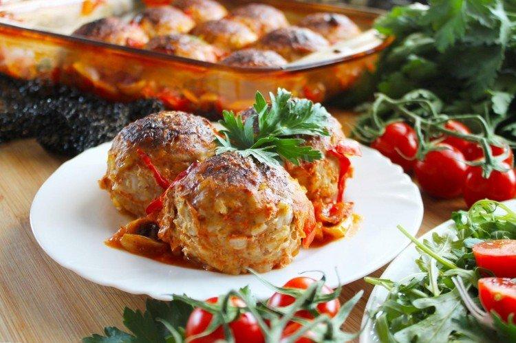 Frikadellen mit Soße und Gemüse