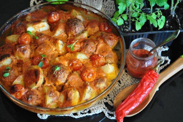 Frikadellen mit Kartoffeln und Soße im Ofen