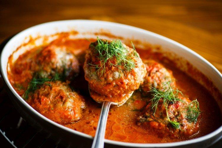 Fischfrikadellen mit Zucchini und Soße
