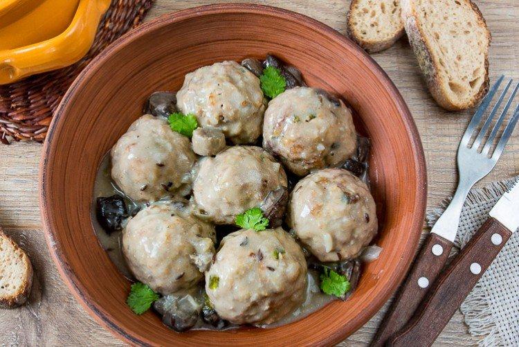 Frikadellen mit Pilzsoße im Ofen