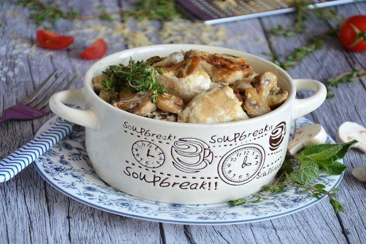 Hähnchen mit Pilzen und Sahnesauce im Ofen
